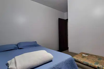 Uma cama ou camas num quarto em Linda casa 350 metros do mar 3 suítes + 2 quartos