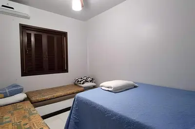 Uma cama ou camas num quarto em Linda casa 350 metros do mar 3 suítes + 2 quartos