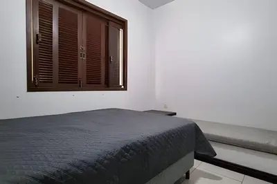 Uma cama ou camas num quarto em Linda casa 350 metros do mar 3 suítes + 2 quartos