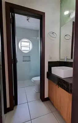 Uma casa de banho em Linda casa 350 metros do mar 3 suítes + 2 quartos