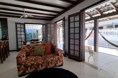 Uma área de estar em Linda casa 350 metros do mar 3 suítes + 2 quartos