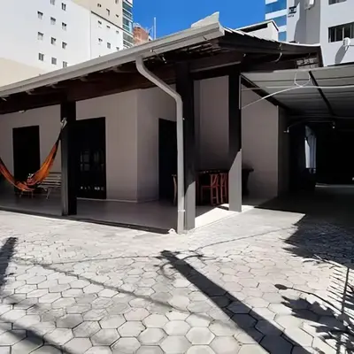 Linda casa 350 metros do mar 3 suítes + 2 quartos