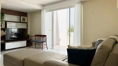 Uma televisão e/ou sistema de entretenimento em Cobertura com Piscina na praia de Bombas - BOM003