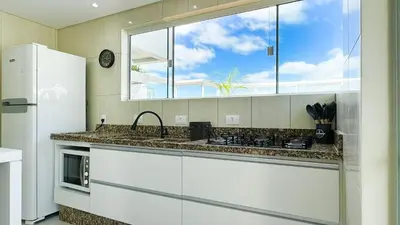 A cozinha ou kitchenette de Cobertura com Piscina na praia de Bombas - BOM003