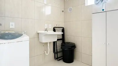 Uma casa de banho em Cobertura com Piscina na praia de Bombas - BOM003