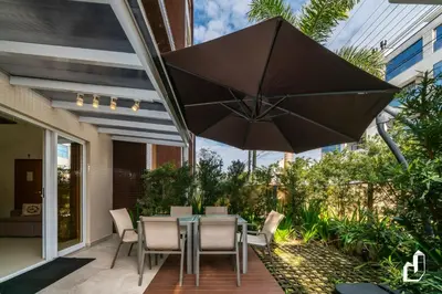 Um jardim no exterior de Apartamento Garden para 06 pessoas em Mariscal