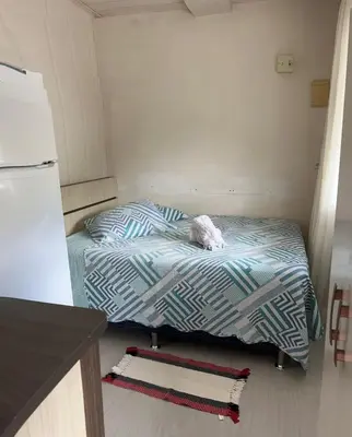 Uma cama ou camas num quarto em Kitnet Container 4