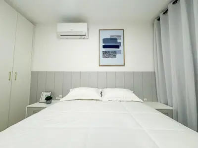 Uma cama ou camas num quarto em PÉ NA AREIA 30 passos do mar Apto 102