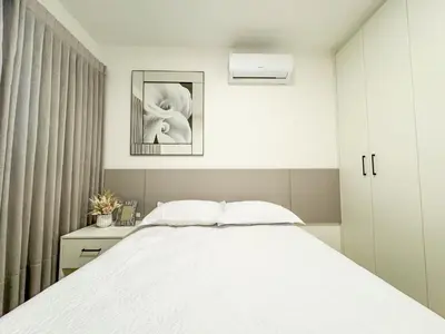 Uma cama ou camas num quarto em PÉ NA AREIA 30 passos do mar Apto 102