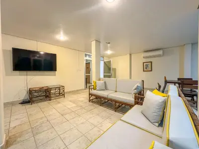 Uma televisão e/ou sistema de entretenimento em PÉ NA AREIA 30 passos do mar Apto 102