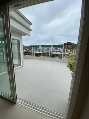 Uma varanda ou terraço em Cobertura duplex a 250m da praia de Bombas SC