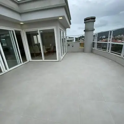 Cobertura duplex a 250m da praia de Bombas SC