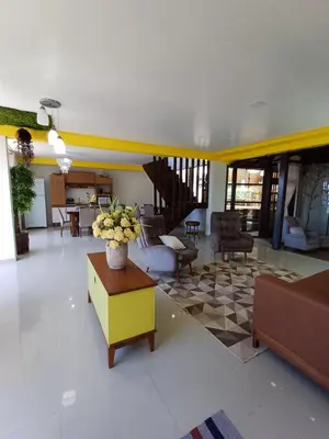 Uma área de estar em Suite Térrea