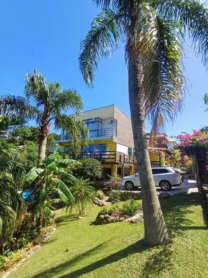 Um jardim no exterior de Suite Térrea