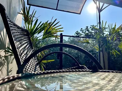 Um jardim no exterior de Vista do Mangue suíte c Banheira Próximo do mar