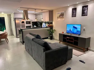 Uma televisão e/ou sistema de entretenimento em Vista do Mangue suíte c Banheira Próximo do mar