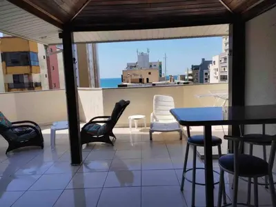 Uma vista do mar geral ou uma vista do mar a partir do apartamento