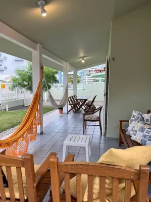 Uma área de estar em Casa na Praia de Palmas com 3 Dormitórios Gov Celso Ramos SC