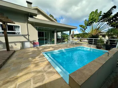 A planta de Casa luxuosa con piscina no centro de Bombinhas