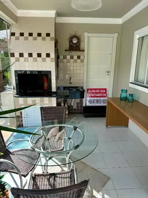 A planta de Casa luxuosa con piscina no centro de Bombinhas
