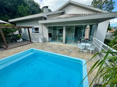 A planta de Casa luxuosa con piscina no centro de Bombinhas