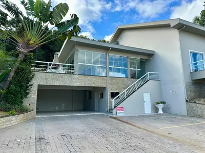 A planta de Casa luxuosa con piscina no centro de Bombinhas