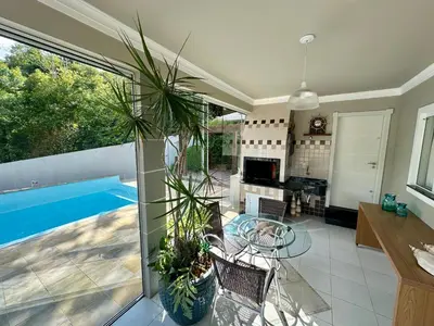 A planta de Casa luxuosa con piscina no centro de Bombinhas