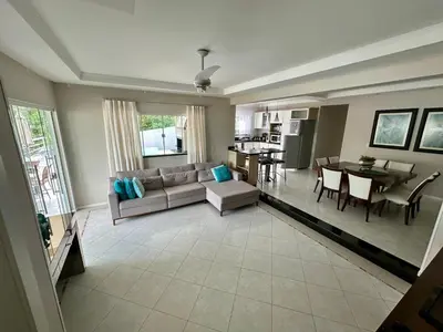 A planta de Casa luxuosa con piscina no centro de Bombinhas
