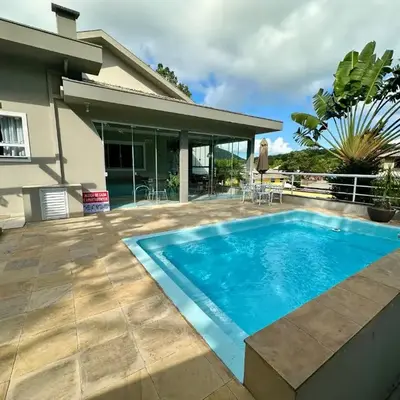 Casa luxuosa con piscina no centro de Bombinhas