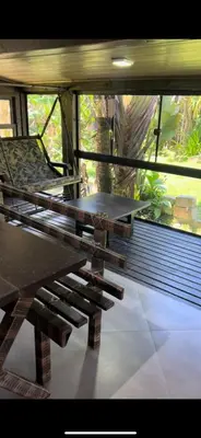 Uma varanda ou terraço em chalé pousada aquarela