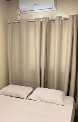 Uma cama ou camas num quarto em chalé pousada aquarela