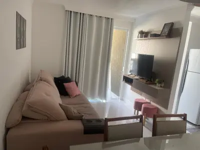 Uma televisão e/ou sistema de entretenimento em Apartamento novo Gran Safira