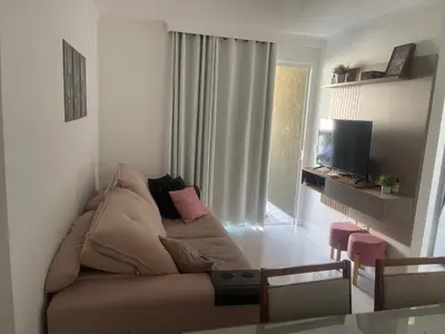 Uma televisão e/ou sistema de entretenimento em Apartamento novo Gran Safira
