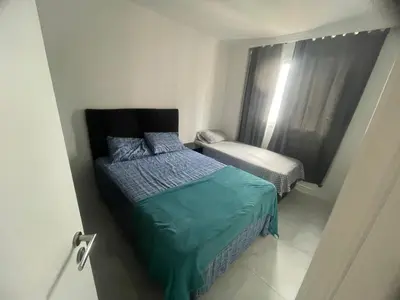 Uma cama ou camas num quarto em Apartamento novo Gran Safira