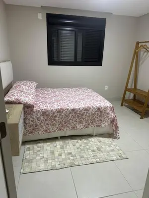 Uma cama ou camas num quarto em Apartamento Moderno, Charmoso e Pertinho do Mar em Bombas