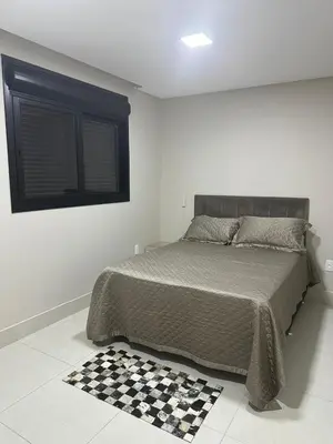 Uma cama ou camas num quarto em Apartamento Moderno, Charmoso e Pertinho do Mar em Bombas