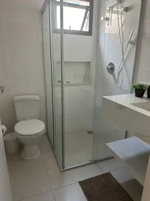Uma casa de banho em Apartamento Moderno, Charmoso e Pertinho do Mar em Bombas