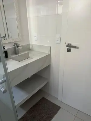 Uma casa de banho em Apartamento Moderno, Charmoso e Pertinho do Mar em Bombas