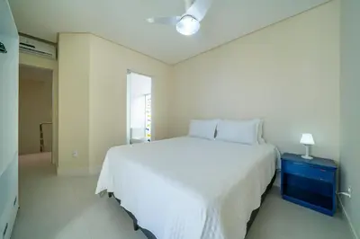 Uma cama ou camas num quarto em 4 Suítes Frente Mar Praia da Lagoinha