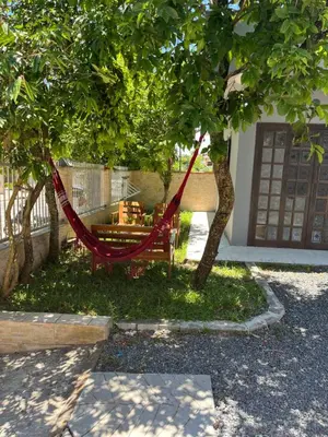 Um jardim no exterior de Casa Morada da Praia