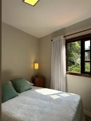 Uma cama ou camas num quarto em Incrível Chalé no Estaleiro à Beira Mar em Condomínio