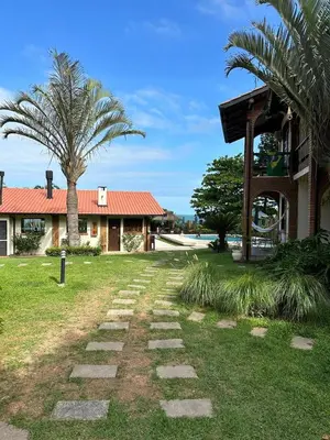 Um jardim no exterior de Incrível Chalé no Estaleiro à Beira Mar em Condomínio