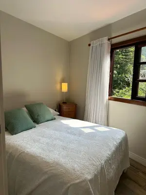 Uma cama ou camas num quarto em Incrível Chalé no Estaleiro à Beira Mar em Condomínio