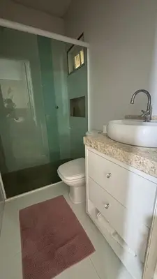 Uma casa de banho em Casa de praia em meio a natureza