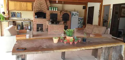 Uma área de estar em Casa de praia em meio a natureza