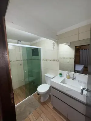 Uma casa de banho em Casa de praia em meio a natureza