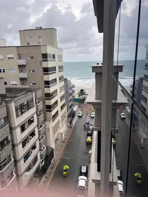 Uma vista do mar geral ou uma vista do mar a partir do apartamento