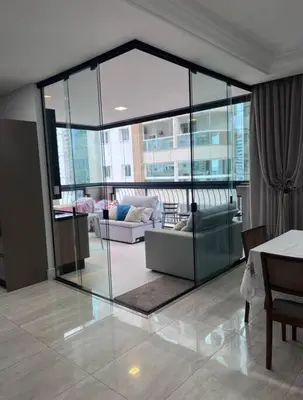 Uma área de estar em Apartamento, quadra mar