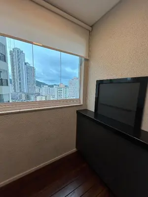 Uma televisão e/ou sistema de entretenimento em Apto 3 dormitórios Sky Bridge Residence Itapema