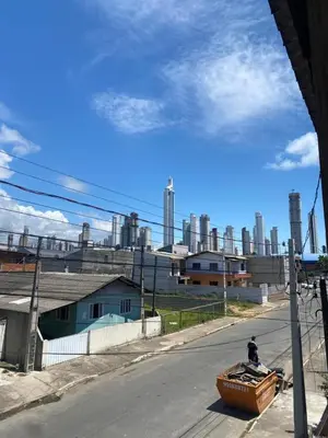 A planta de Casa a 1 km andando até a praia, barra sul de Balneário Camboriú